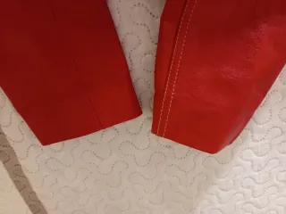 Cazadora roja de cuero