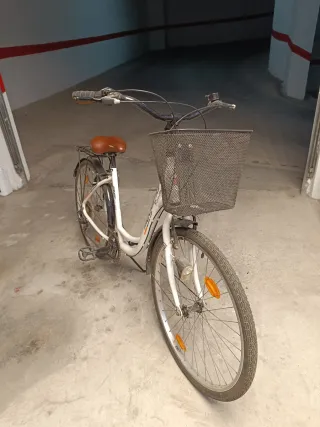 Bicicleta de paseo Megamo blanca