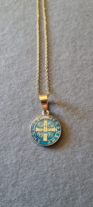 Medalla San Benito Dorada con Esmalte Azul