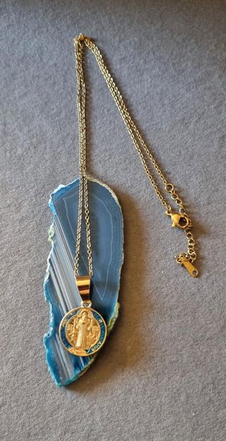 Medalla San Benito Dorada con Esmalte Azul