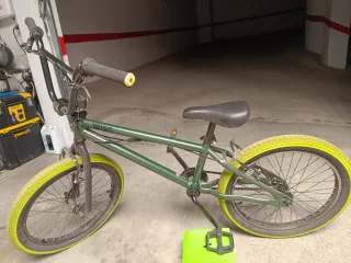 Bicicleta BMX verde con ruote gialle