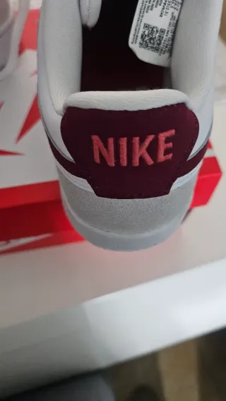 Zapatillas Nike Blancas y Rojas