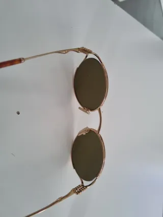 Gafas de sol doradas marca miu miu