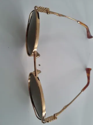 Gafas de sol doradas marca miu miu