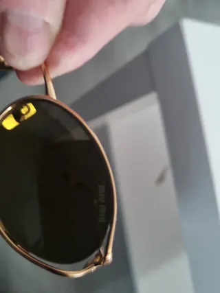 Gafas de sol doradas marca miu miu