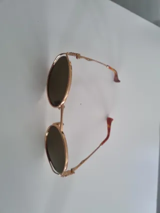 Gafas de sol doradas marca miu miu