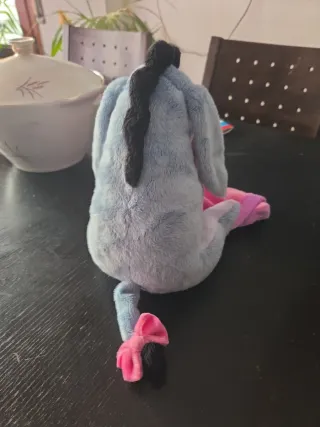 Peluche Eeyore con manta rosa