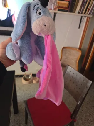 Peluche Eeyore con manta rosa