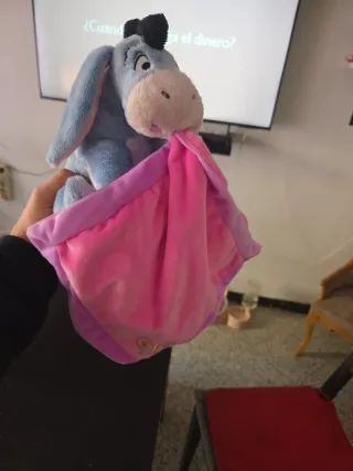 Peluche Eeyore con manta rosa