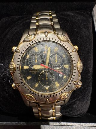 Reloj de pulsera dorado y plateado