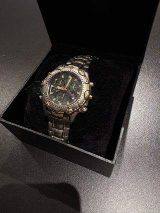 Reloj de pulsera dorado y plateado