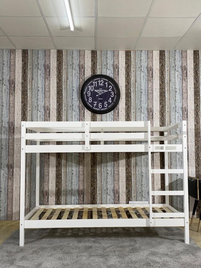 Litera nueva de madera blanca