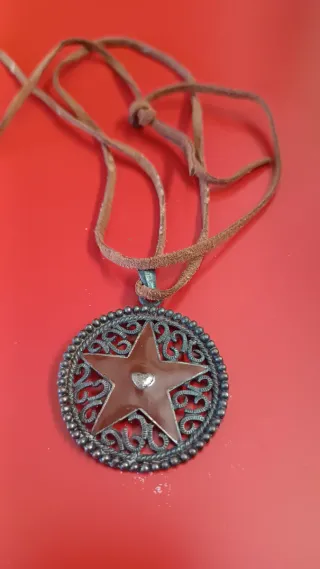 Colgante estrella, cordón cuero Acabado envejecido