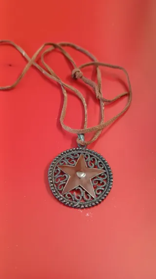 Colgante estrella, cordón cuero Acabado envejecido