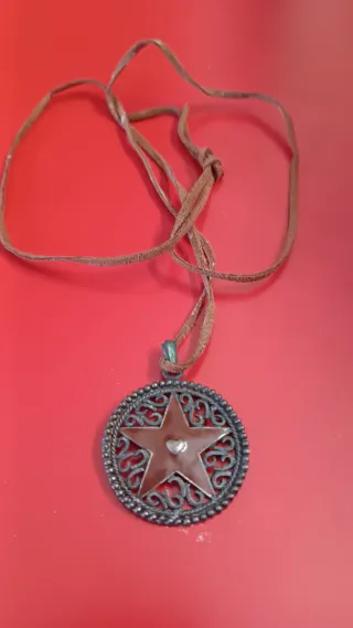 Colgante estrella, cordón cuero Acabado envejecido