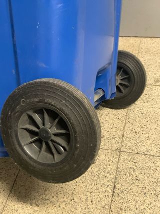 Cubo de 24L con 2 ruedas semi nuevo