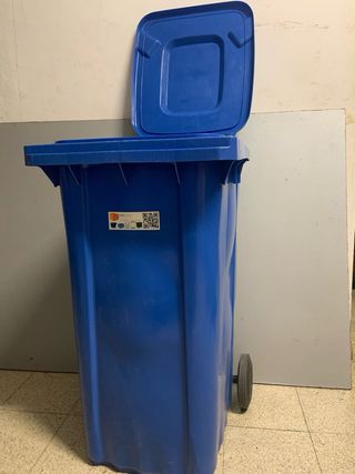 Cubo de 24L con 2 ruedas semi nuevo