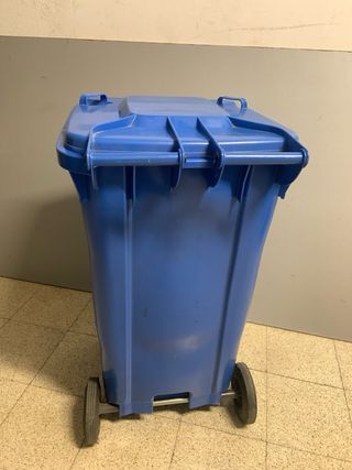 Cubo de 24L con 2 ruedas semi nuevo