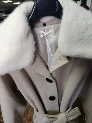 Abrigo beige con cuello de pelo