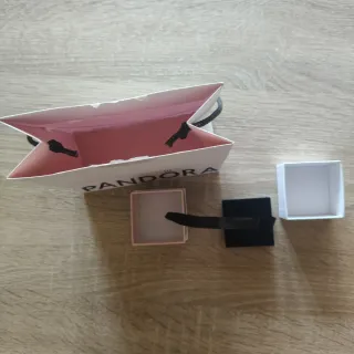 Bolsa y cajita Pandora rosa