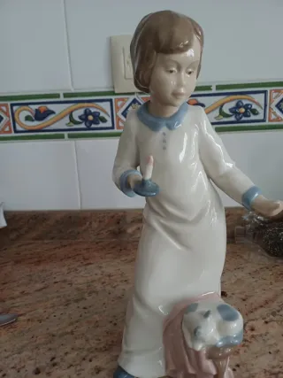 Figura de porcelana niña con vela