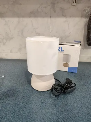 Lámpara de mesa blanca