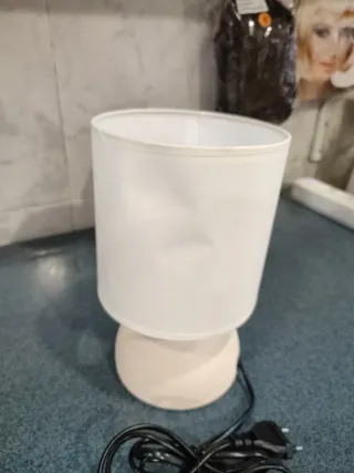 Lámpara de mesa blanca