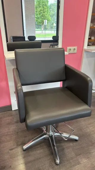 Se vende material de peluqueria por jubilación.