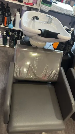 Se vende material de peluqueria por jubilación.