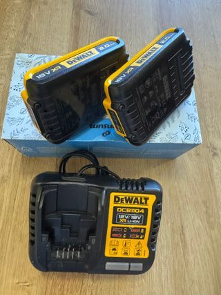 Kit DeWalt Cargador DCB1104 y 2 Baterías