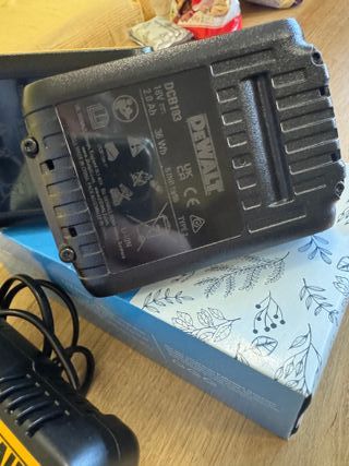 Kit DeWalt Cargador DCB1104 y 2 Baterías