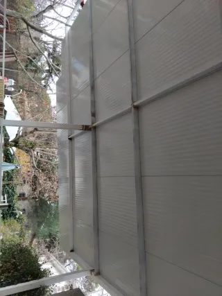 Fabricación  Pérgola con techo panel sándwich