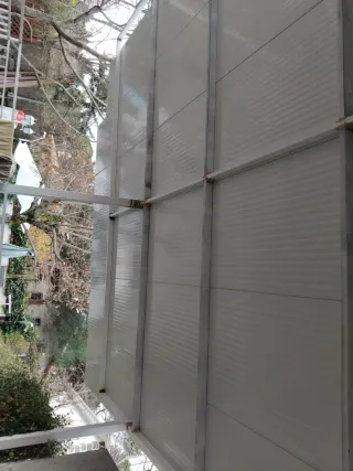 Fabricación  Pérgola con techo panel sándwich