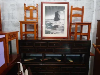 Aparador de madera negro y marrón