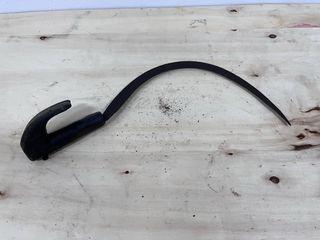 Hoz antigua de metal y madera