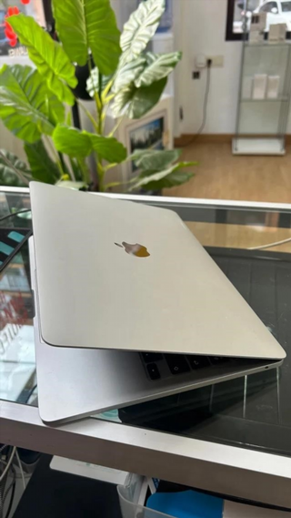 MacBook Pro 2020 13 8GB RAM i5 Plata