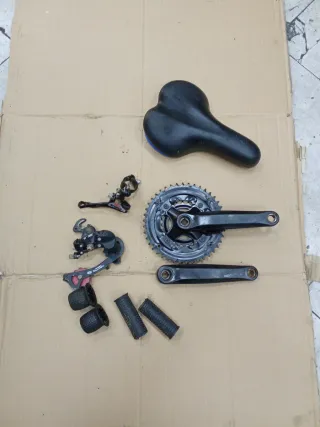 Lote componentes bicicleta: sillín, bielas, desvia