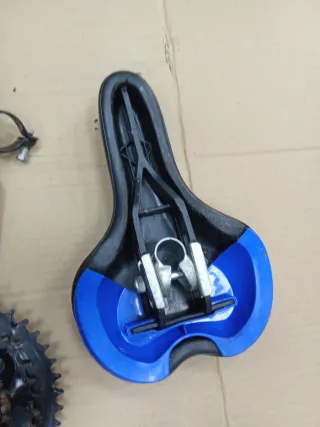 Lote componentes bicicleta: sillín, bielas, desvia