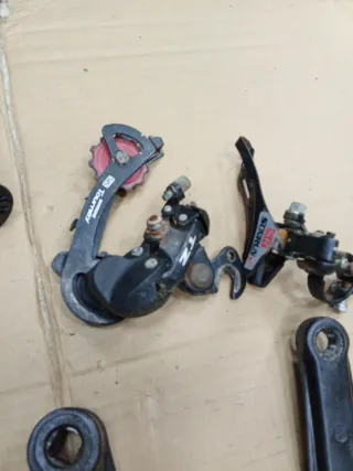 Lote componentes bicicleta: sillín, bielas, desvia