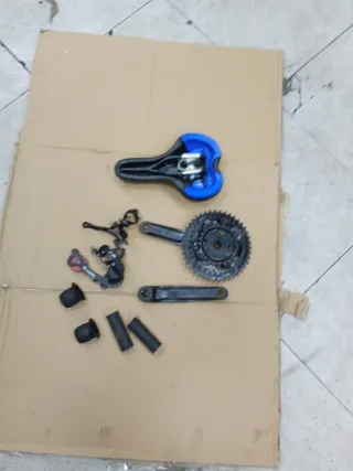 Lote componentes bicicleta: sillín, bielas, desvia