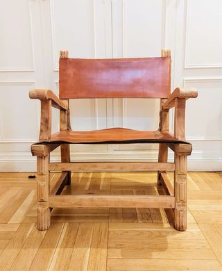 Sillón artesanal de madera maciza y cuero natural