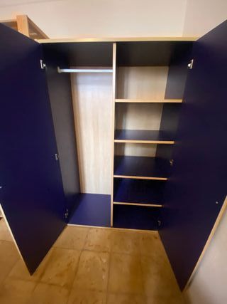 Armario azul y beige