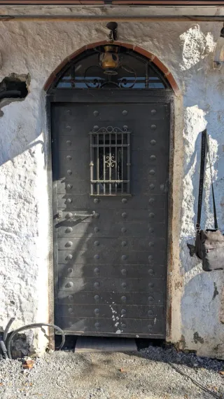 Puerta de hierro forjado