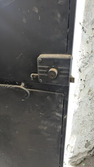 Puerta de hierro forjado