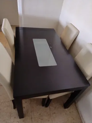 Mesa comedor negra con 4 sillas beigey benger