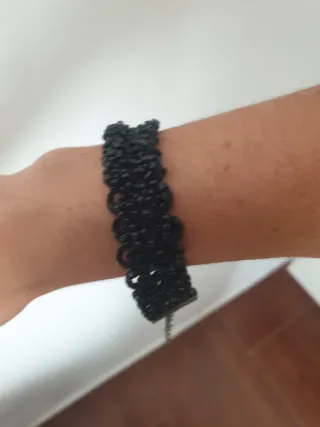 Pulsera negra de cuentas