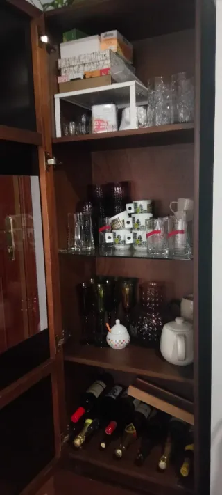 Vitrina de madera y cristal