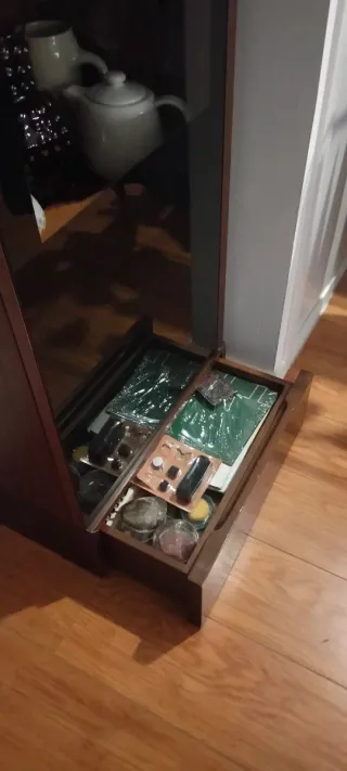 Vitrina de madera y cristal