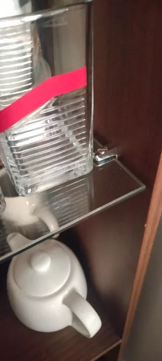 Vitrina de madera y cristal