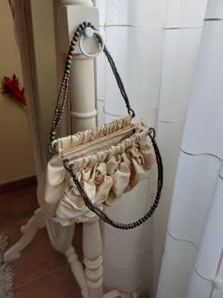 Bolso de fiesta beige y dorado